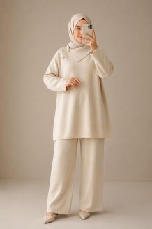 Conjunto de punto con cuello camisero y pantalón crudo